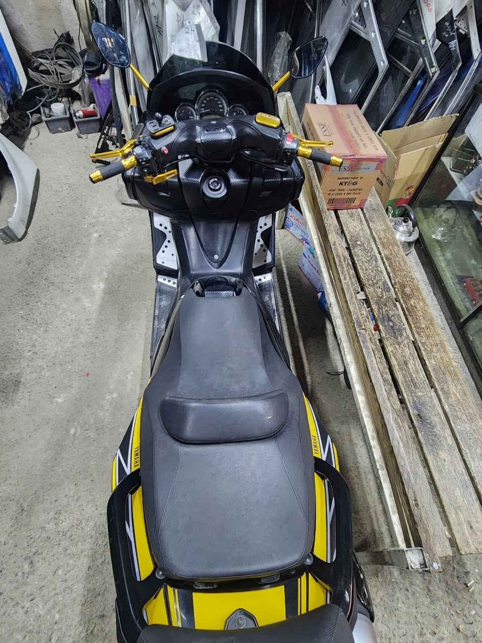 السلام عليكم تي ماكس موديل 2011   دراجة رنبه مماشيه بلعراق مجرد بدلت دهن ودرت بانزين شغلتهة بيهة هواي غراض تزويد ماعرف الهن 

العنوان سوق بغداد القصر الابيض 

رقم ***********
