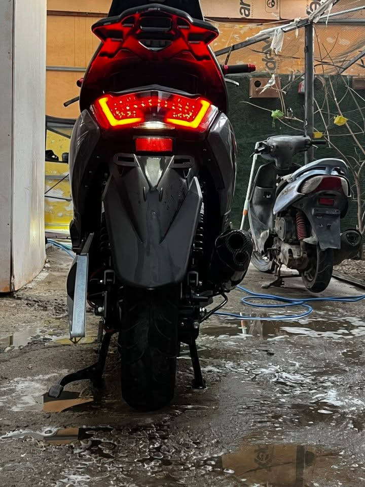 ⚡ دراجة شحن مميزة (شبيهة N-MAX) للبيع ⚡
دراجة ما شاء الله (خير من الله)، مواصفات عالية ومتانة ممتازة، جاهزة للاستخدام ومابيها أي نقص.
📊 المواصفات الفنية والقوة:(اني شادلها  صالنصه  للجمالية  بس مو وياها ) 
 المحرك (الملف): 3000 واط حجم كبير (عزم وقوة ممتازة).
 البطاريات: 6 بطاريات حجم كبير (45 أمبير) تعبرك مسافة 70 كم بالشحنة الواحدة.
 السرعة القصوى: تصل إلى 90 كم/س (عداد سرعة حقيقي ومطابق 100% مع الـ GPS والسيارات).
 الحمولة: قدرة تحمل عالية جداً للأوزان الثقيلة تصل إلى أكثر من 300 كغم.
 الأنظمة القيادية: 3 وضعيات قيادة (سبورت 🏎️، عادي 🛵، بطيء 🐢) + نظام الرجوع للخلف (R) + نظام البارك (P).
🛠️ الإضافات والراحة:
 الإضاءة: لايت عالي وناصي قوي جداً + إشارات يمين ويسار واضحة.
 التخمير والدبلات: دبلات ولف هوائي رياضي حديث (راحة تامة بالمطبات).
 نظام الأمان: تشغيل عن بُعد + جهاز إنذار متطور ضد السرقة (يقفل بريك تلقائياً في حال محاولة السرقة).
💰 السعر المطلوب: مليون و 150 ألف دينار.

ملاحظة: الدراجة بحالة ممتازة جداً والشراي المكتفي يتفضل الخاص.

للاتصال  :  ***********
