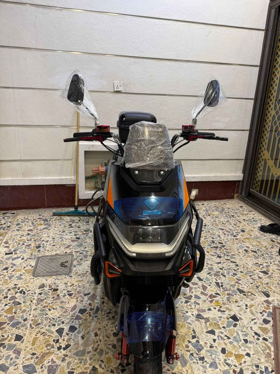 السلام عليكم ماطور شحن للبيع ماسه بعد جديده سعره 650 بي مجال لشراي 6 بطاريات كبار على فحص شرط عنوان رمادي اتصال ***********  متواجد على خط فقط
