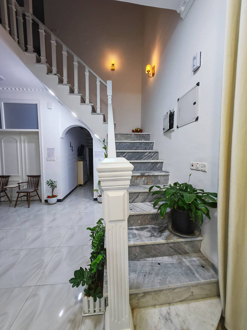 🏡 للـــبيــــــــع دار سكنـــــــي بموقع مميز 
📍 الموقع: شارع_80 خلف نون_مول 
✨ المواصفات:  
▫️ المساحة: 180 م²  (طابو زراعي سند 25) 
▫️ الدار ركن على شارعين 
▫️ بناء حديث 2024 
▫️ موقع مميز خلف التجاري (عرض الشارع 10م) 
▫️ تحتوي المنطقة على كافة الخدمات ماء وكهرباء ومجاري وتبليط 
..........
🔹 الطابق الأرضي:
- مطبخ بارد كبير 
-مطبح حار منفصل 
- هول واسع ومنفصل 
- استقبال منفصل 
- غرفة نوم كبيرة 
- صحيات عدد 2 (للضيوف والخدمة)  
- منور واسع 
- كراج سيارة 
🔹 *الطابق العلوي:
- غرفة نوم  ماستر (تحتوي على صحيات)
- غرفة نوم 
- هول كبير 
---------------------------------
📞 للاستفسار والمعاينة: 
الاتصال على الارقام :
***********☎️ واتساب    
او مراجعة المكتب 
الحلة _ الكرامة الشارع المشجر مجاور اسواق المطار 1 
--------------------------------
✅ نستقبل جميع عروضكم السكنية 🏠 والتجارية 🏡 بكافة مناطق الحلة
