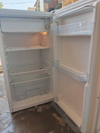 ثلاجه ماطور شغال بس غاز السعر 30 بيهه مجال 07811196609