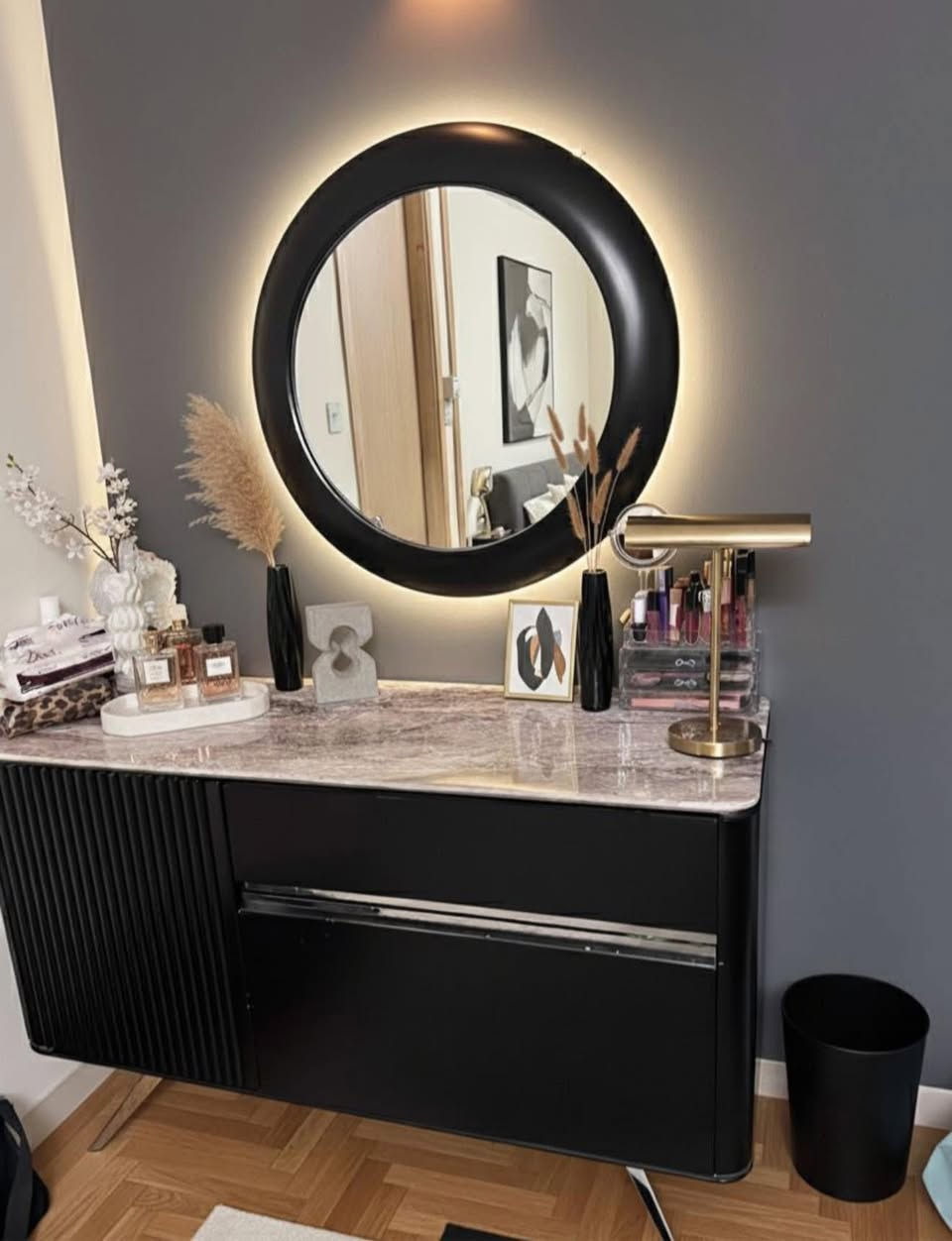 للبيع: (غرفة) ماركة Idol الأصلية – حالة ممتازة ومتانة عالية!
إذا كنت تبحث عن الأناقة والعملية وتعبت من أثاث السوق "الخفيف"، فهذه الفرصة لك.

نحن نعرض للبيع غرفة ماركة Idol المعروفة بجودتها ومتانتها الفائقة. هذاالغرفة ليس مجرد قطعة أثاث، بل هو استثمار طويل الأمد؛ خشب قوي، تصميم عصري، وتفاصيل دقيقة تجعله يتحمل الاستخدام اليومي لسنوات طويلة.

المواصفات:

• الماركة: Idol الأصلية (غنية عن التعريف بمتانتها).

• الحالة: ممتازة، نظيفة جداً، ومستخدمة بعناية.

• التصميم: تقسيمة ذكية وعملية جداً (كما موضح في الصور)، تتضمن أرفف واسعة وأدراج انسيابية.

السرير مخزن قوي جدا ويتحمل اوزان ثقيلة 

• المميزات: خامات قوية جداً، مفصلات أصلية، وتتحمل الأوزان (بعيدة كل البعد عن النوعيات التجارية المتوفرة حالياً في السوق).

السعر وقت الشراء 4 مليون وقت البيع مليون ونص مع مجال بسيط


**إذا كنت صاحب هذا الإعلان وتريد حذفه لأي سبب، رجاءا أرسل رسالة إلى الدعم الفني**