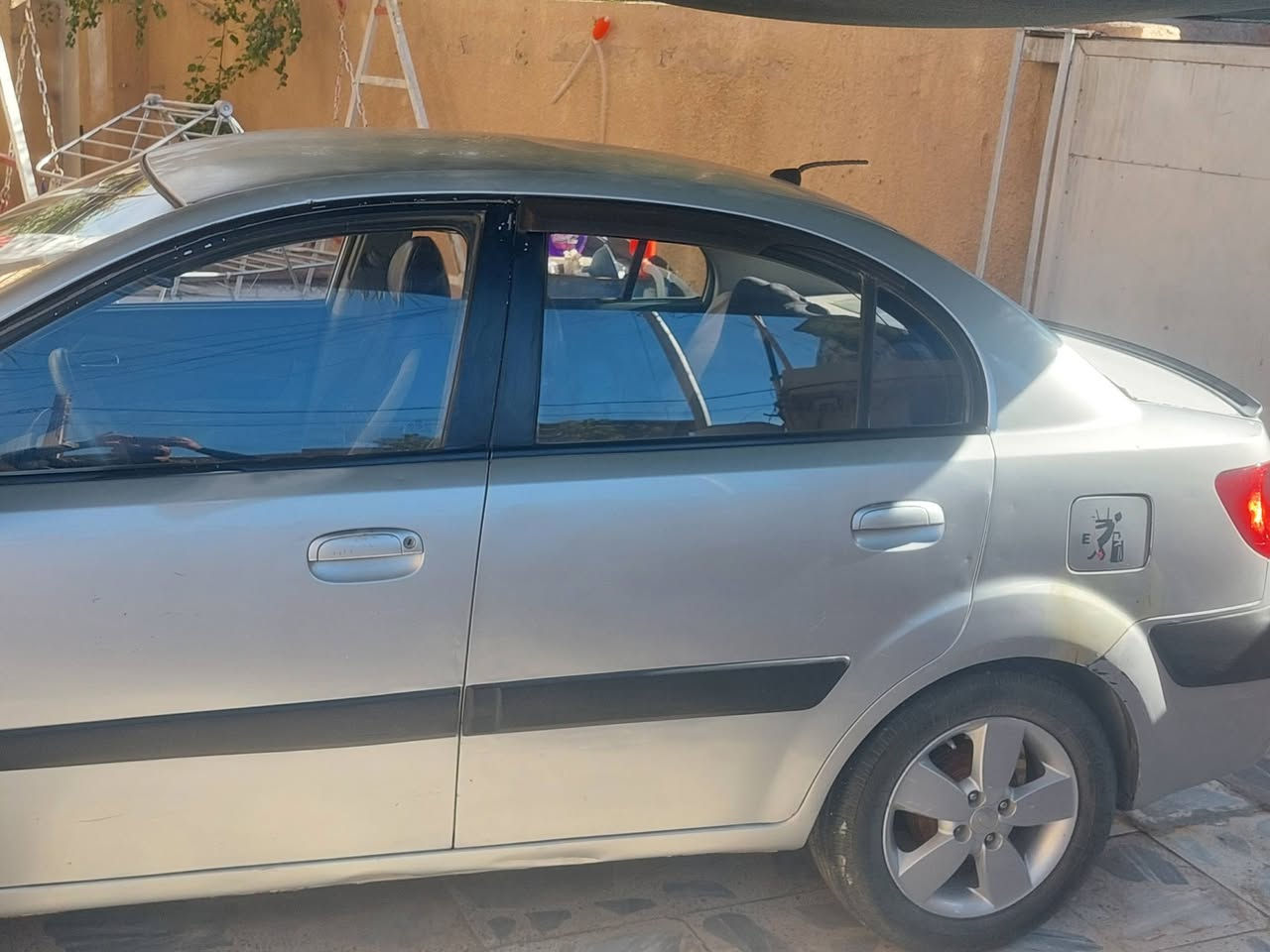 السلام عليكم 
كيا ريو برايد 2008 
1600 دوش 
شاشة وكامرة 
جام كهرباء 
وهذا وضعها موضح بالصور 
رقمها ديالى الجديد 
تحويل مباشر 
سعرها 78 ورقة
مكانها ديالى التحرير 
***********
