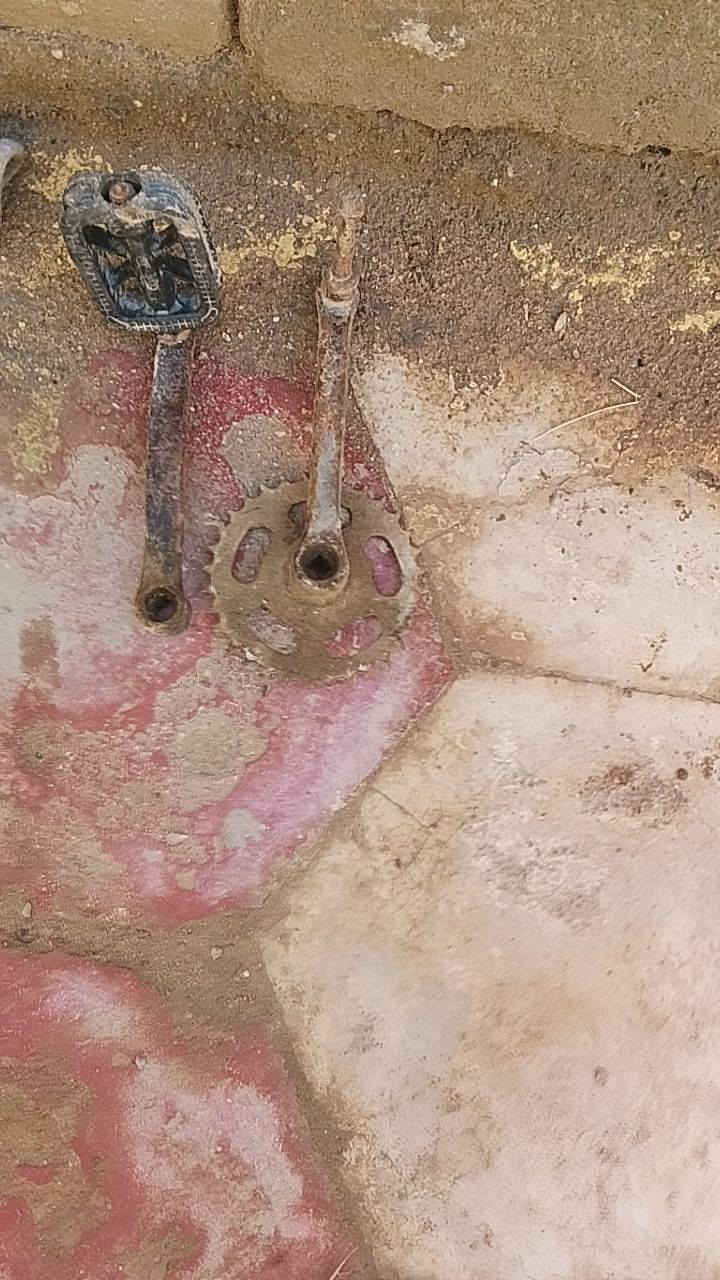 للبيع  اطار 27+تاير كامل 26.    +. جاملق خلفي 26 +بايدرات +ويل امامي 27 هاذ رقمي*********** وتساب بيه. سعر مناسب جدااااا.  ماسنجر
