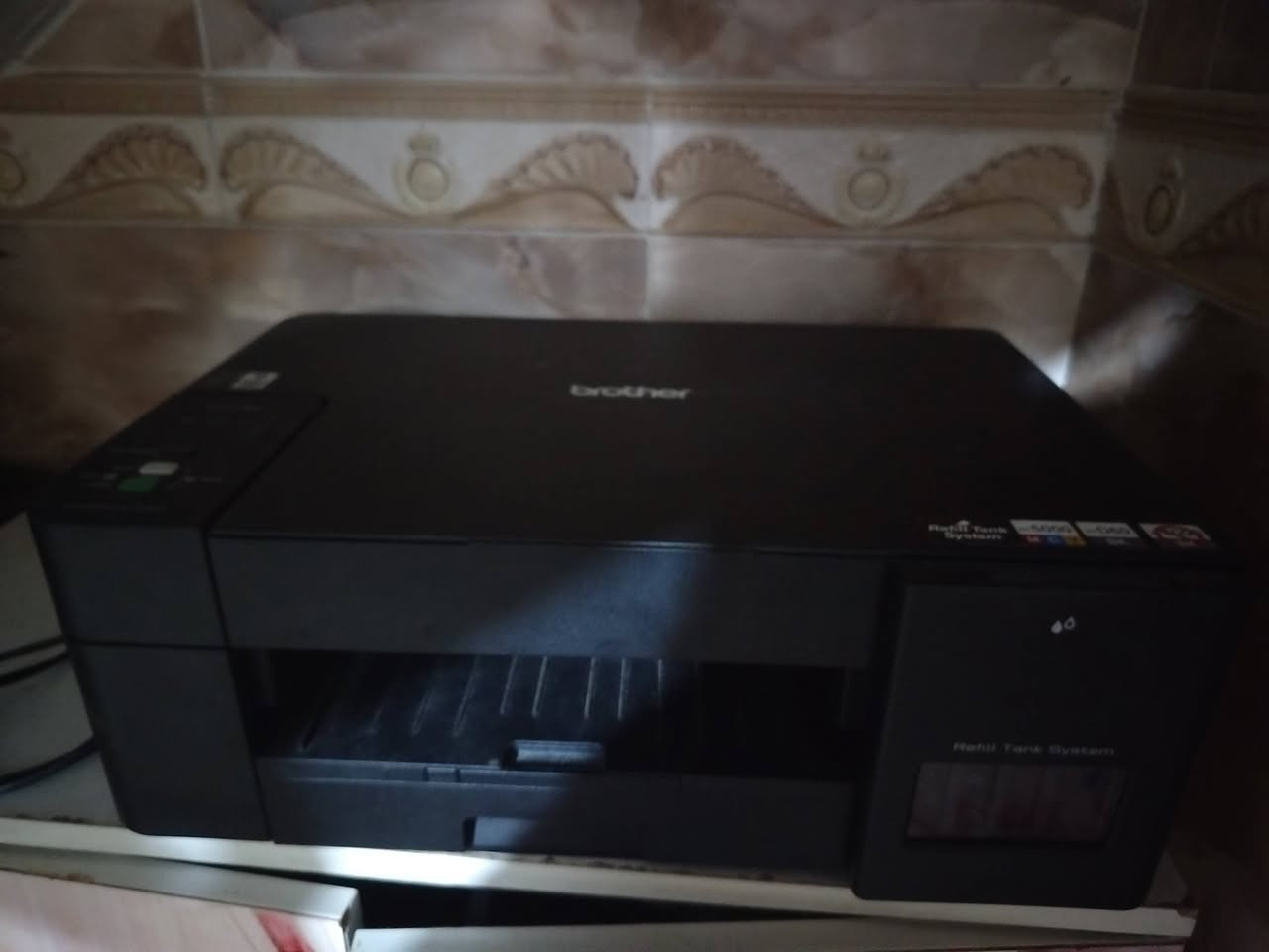 سلام عليكم طابعه للبيع عادي وملون يرادلهه بس فرمته سعر125 وبيهه مجال مكاني رمادي تاميم رقم***********8
