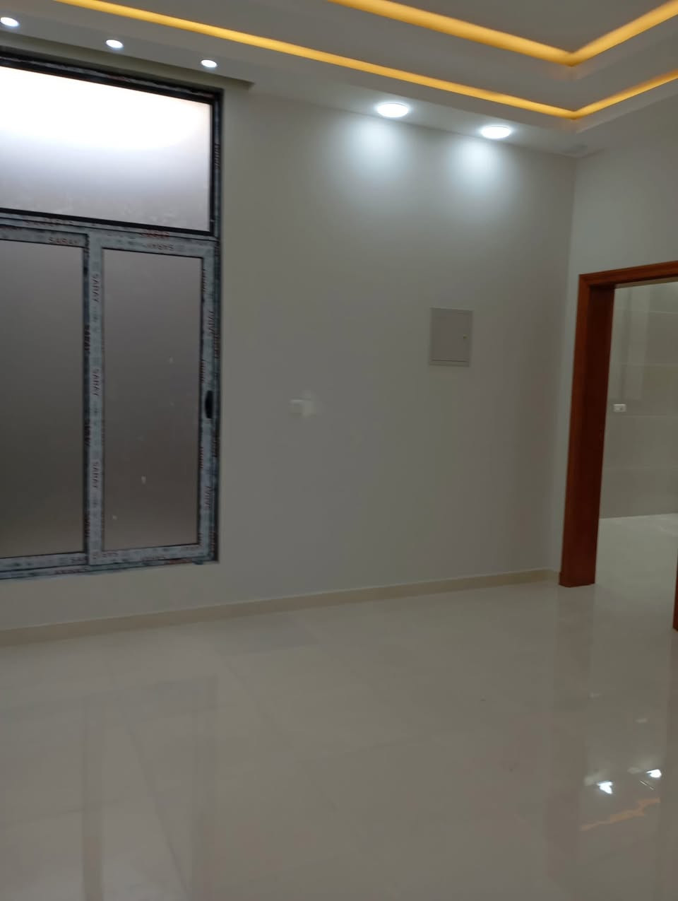 دار للبيع المساحه 150 متر  طابقين
المكان خلف المدرسة الإيرانية بناء حديث يحتوي على غرفه في الطابق الأرضي و3 غرف نوم على شكل سويتات و6 مجاميع صحية ومطبخ حار وبارد واستقبال كبيره وصاله ومناور عدد 2 بناء حديث غير مسكون جاهز من جميع النواحي من مغاسل وسخانات وأرضيات درجه اولى ومحجرات فخمه وسقوف مغربيه وصبغ جدران جوتن وكهربائيات الفنار السعودي وصحيات سمارت المصري والابواب والشبابيك سراي تركي سلايت المنيوم والابواب الخشب صاج درجه اولى 
للاستفسار 
***********
