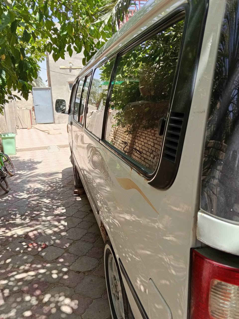 سلام عليكم
فتون موديل 15 
محرك . گير . أكسل مكفولات 
بلادية مكفولة عدى بارد بالبنيد بسبط جدا
تايرات و حدادية حلوات 
كهربائيات كلها شغالة 
رقم انگليزي لغاية 31 
السيارة بأسمي 
*********** واتساب موجود
