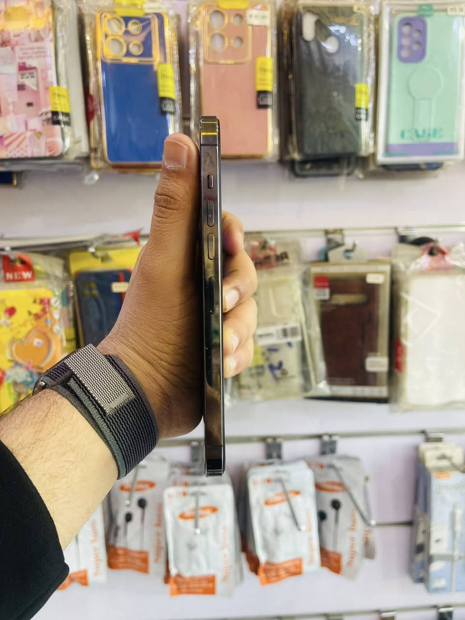 السلام عليكم 🫡
للبيع iPhone 13 pro Max
ذاكره 512 
بطاريه 100‎%‎ مبدله اصليه
نموذج M لون الفيلي 
نضافه 90‎%‎ كله شغال مابيه اي خلل فقط مبدل شاشه اصليه اصليه مو عاديه وكامره كله شغال فيس ايدي اتصال انترنيت كامرات صوت فرمته كله شغال السعر قفل 410 مكاين بغداد مدينه الصدر رقمي ***********
