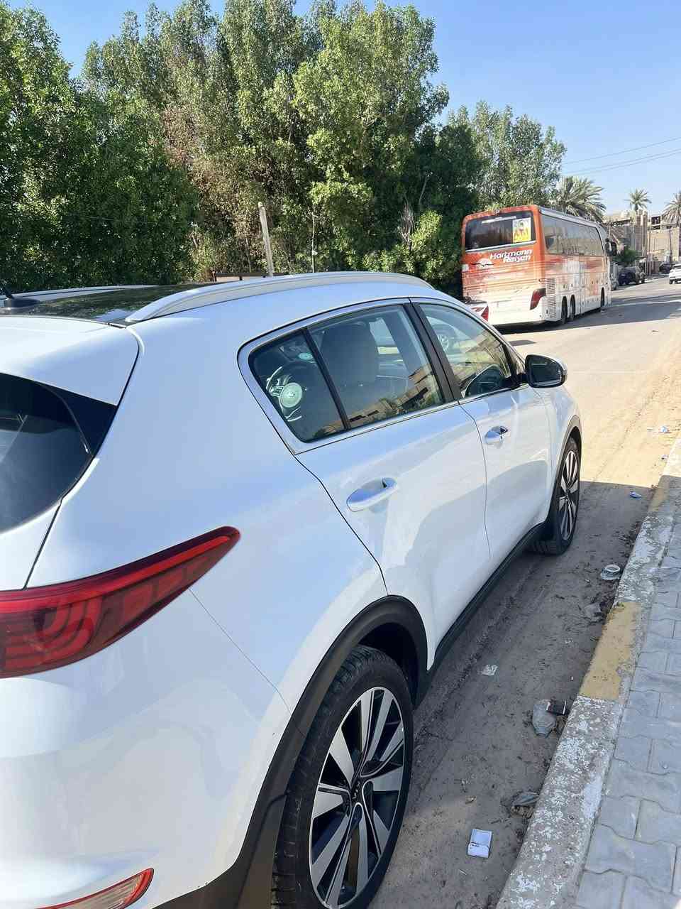 السلام عليكم للبيع سبورتج ٢٠١٧ خليجي فول مواصفات بنوراما شاشة بصمة مكينة ٢٠٠٠ دوش كشنات جلد وكهرباء معروفة باقي المواصفات البيها ماشية ١٣٥ مكفولة كفالة عامة ماعدا بارد قليل بالجاملغات الخلفية فقط رقم بغداد بسمنا السعر ١٧٥ ورقة وبيها مجال بسيط للاستفسار (( ***********))/ مكاني بغداد الجديدة.
