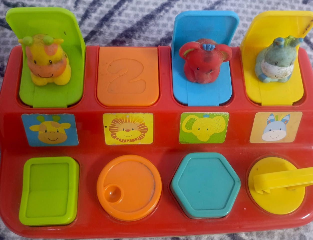 لعبة لايت برايت (Lite-Brite) الكلاسيكية المضيئة.
تعتمد اللعبة على وضع أوتاد ملونة شفافة في شاشة سوداء لإنشاء صور مضيئة بناءً على قوالب محددة. 
تساعد في تعزيز الإبداع، وتطوير المهارات الحركية الدقيقة، والتنسيق بين اليد والعين لدى الأطفال.


**إذا كنت صاحب هذا الإعلان وتريد حذفه لأي سبب، رجاءا أرسل رسالة إلى الدعم الفني**