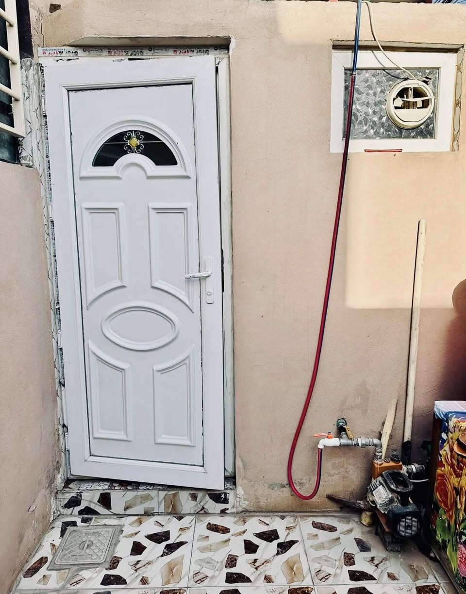 🏠 بيت للبيع في الموصل - حي الانتصار
📍 الموقع: مقابل المستوصف (منطقة مميزاه مقابل البيت حديقة لايوجد بناء  وقريبة من الخدمات).
📐 المساحة: 100م (سند طابو).
🏗️ التصميم: طراز تركي حديث، واجهة سيراميك (قبلة).
✅ يحتوي على:
(غرفة نوم - استقبال - هول - مطبخ - كراج - منور - حمام وتواليت).
📞 للتواصل: ***********
