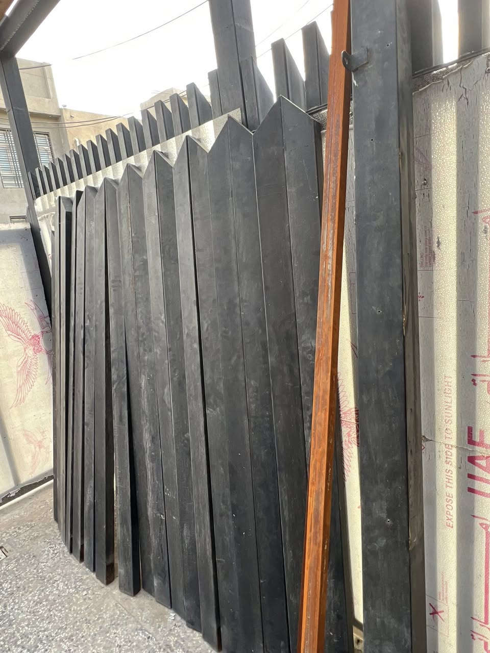 حديد للبيع ارتفاع 2 متر  2*4 سمك 2 ملم مصبوغ وجاهز مال سياج هاتف/ ***********
