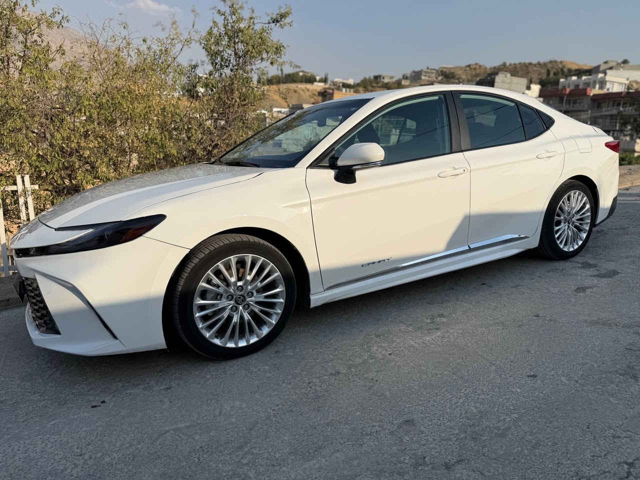 تويوتا كامرى ٢٠٢٥ هايبريد موه صفات ئه مريكى ئيل ئى ٥ پارچه و نيو بوياخه بى داخلى به لام من به حيزام ده فروشم به شه رتى سه قف و گير و مه كينه و ته حويل ته نها ئيرباگى شانى ته قيوه ٢٣ هه زارمايل رويشتوه سعرى ١٨٨وه ره قه و مه جاليكى زور كه م  موبايل *********** سوران, أربيل
