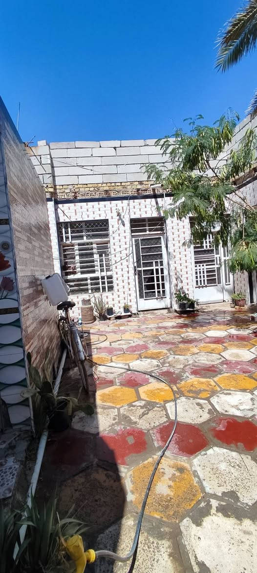 السلام عليكم
بيت طابو صرف
المساحه 240
نوع البناء عگاده 
الطابق الاول
أستقبال
صاله
غرفتين
مطبخ
مجمع صحيات خارجي
كراج سياره
حديقه
الطابق الثاني يحتوي على غرفتين 
الموقع : قرب السفينه شوارع الصب
***********
