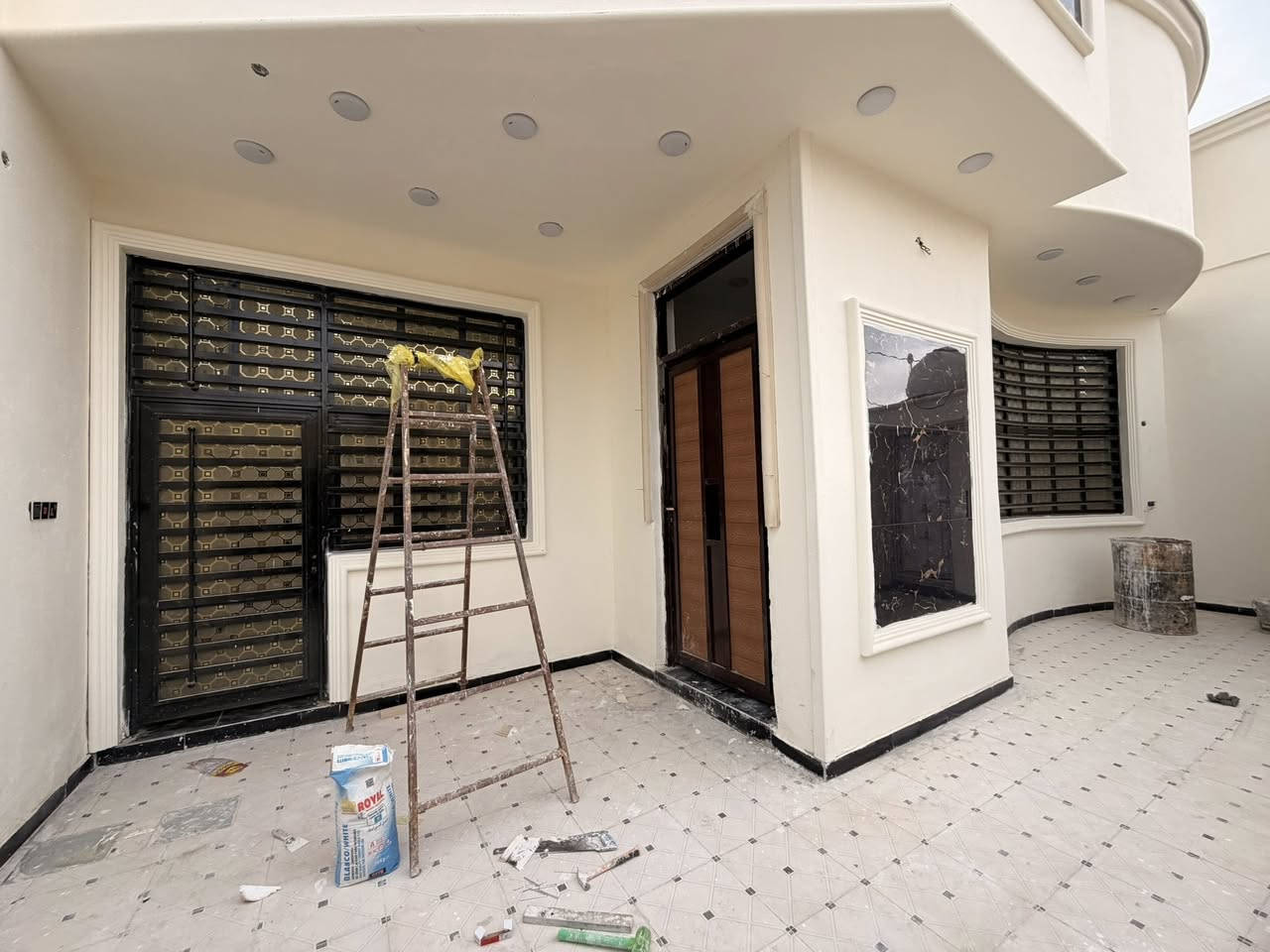 🛑 دار سكني  للبيع 🛑 
المنطقة : توحيد🚩 بناء حديث
اقرب نقطه ؛قرب سكه القطار
المساحه :  200✅   واجهة 10
التفاصيل :  طابق واحدكونكريت مسلح
    
الطابق الاول🛑 غرفتين وصالة ومطبخ وبارد وصحيات داخليه وخارجيه وستقبال 

للاستفسار 
     مراجعة مكتب رسول الوزني للعقار  
الديوانية . حي الحضارة بداية شارع اسواق طيبة
 للمعلومات ولمزيد من التفاصيل ⬇️
       مراسلة الصفحة  
      او الاتصال
***********
