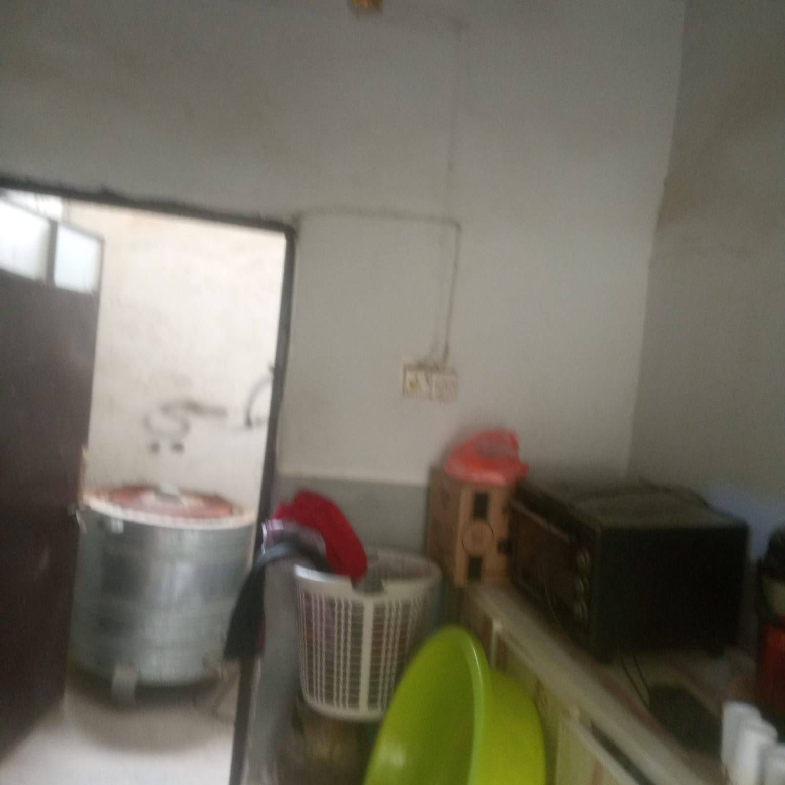 يالله سلام عليكم دار للبيع بغداد المدائن منطقه الحضاريه مساحه ١٠٠ متر يتكون الدار من غرفة نوم وصاله استقبال مطبخ السقف صب ارضيه بور سلين جدران سيراميك كما واضح في الصوره زراعي على قرار ٢٥ خدمات كامله تبليط كهرباء ماء مجاري رئيسيه مال شارع وبسعر جدا مناسب لغرض ضرف ٣٠ وبي مجال للاستفسار الاتصال على الارقام *********** أو *********** وات ساب
