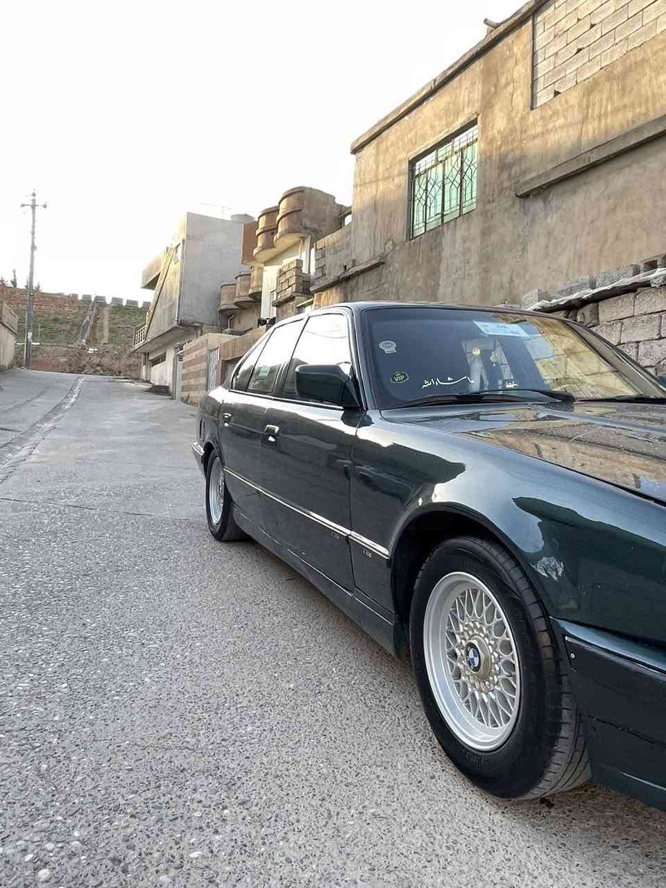 سەرەتا بەناوی خوای گەورە بیئێم ساخ علووج مەکینە 520i کەپسی گێڕ عادی سمس سەیارەکە فوول عادیە بە نسبەت دەعم پشتی دەعمی پێوەیە بێ حەوز حەوزی نەگرتوە پێشی نوکە دەرزی پێوە نیە تەبریت ساردی و گەرمی بەشەرت غازیشی تێدایە فڵچەو لایت و چوار فلاش و ئیشاڕەت و کامل کارەبایی بەشەرت گێڕ و مەکینەی بەشەرت تەنها ئەکسڵی سەوتی تیایە پارەی ئەکسڵەکەت بۆ ئەگێڕمەوە چوار تایەو ویلی حەسیری مووشەبەکی بیلادی لەژێرە سەیارەکە زەیتونیە چوار ڕۆژە بۆیاغ عامم کردوە شوشەیی ناو غووڕفەی ڕەساسیە لۆک لۆکە ناو غووڕفەی دەقی بیلادی ماوەتەوە سەیارەکە ماڵی مەدەنی و دزیاری و مووس و بڕاوەی بەشەرت شوێن کۆیە سعری ۲۹ وەرەقە و کەمێک مەجال گۆڕینەوە تەنها بە بیئێم *********** كويسينجاك, أربيل
