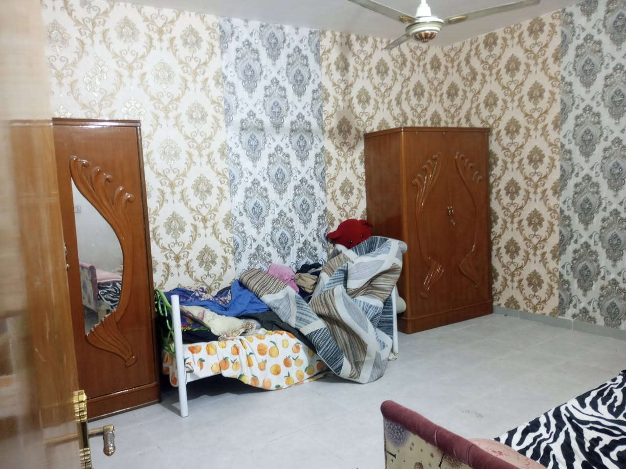 بيت للبيع 
حي الوفاء العقار (بلدية) مدفوع ٣ اقساط مطلوب ٨٦ مليون يتكون من الطابق الاول غرفة و استقبال و مطبخ و صالة و حمام و منزع و ٢ مكاشيف و الطابق الثاني يتكون من حمام و منزع و ٣ غرف و السطح
 للاستفسار ***********
