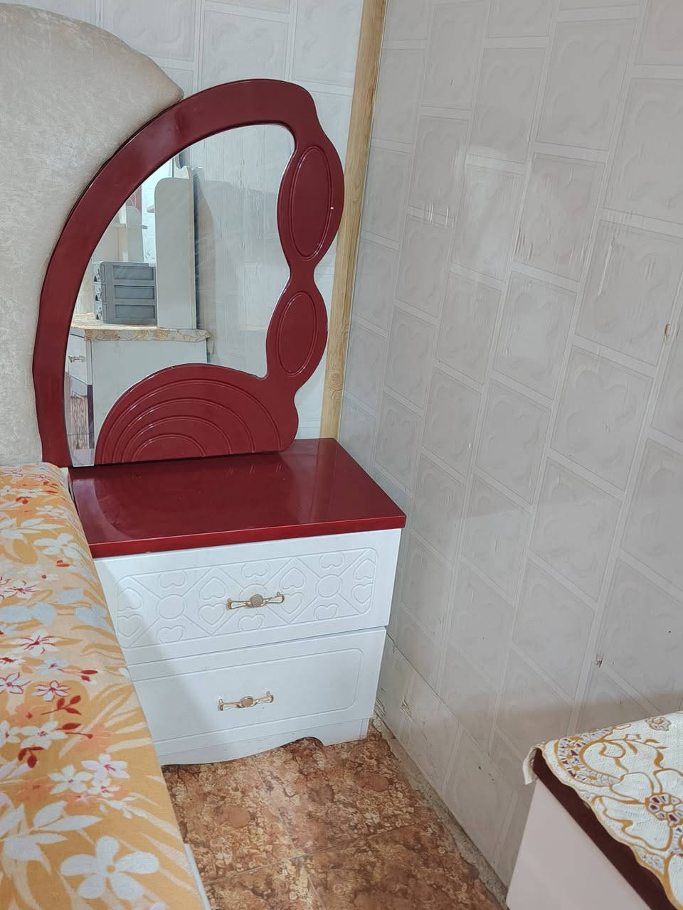 غرفة نوم  للبيع (مستعملة نظيفة)
التصميم: دمج بين اللونين الأبيض والماروني.
​القطع:
​كنتور أبواب سلايد وبابين جانبية.
​جرباية (سرير) 
​كومديات عدد 2 مع مرايا جانبية.
​ميز تواليت (ميز مراية) مع رفوف ومجرات تخزين.
​شماعة ملابس واقفة.
​الحالة: مستعملة وبحالة جيدة (مثل ما موضح بالصور).
​السعر: [450 وبيه مجال بسيط ]
​الموقع: النجف
​للتواصل: [***********] أو راسلني خاص
