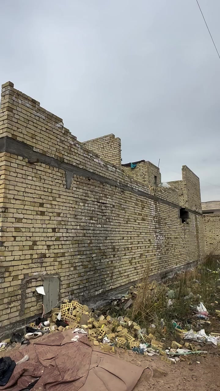 سلام عليكم دار للبيع المساحة ١٠٠ واجهة ٥ ونص نزال ١٨ 
يحتوي على غرفة نوم صاله مطبخ صحيات الطابق الثاني هيكل ناقص سقف المواد صاعد كلها السعر جدا مناسب 
   ضياء بن عارف***********
