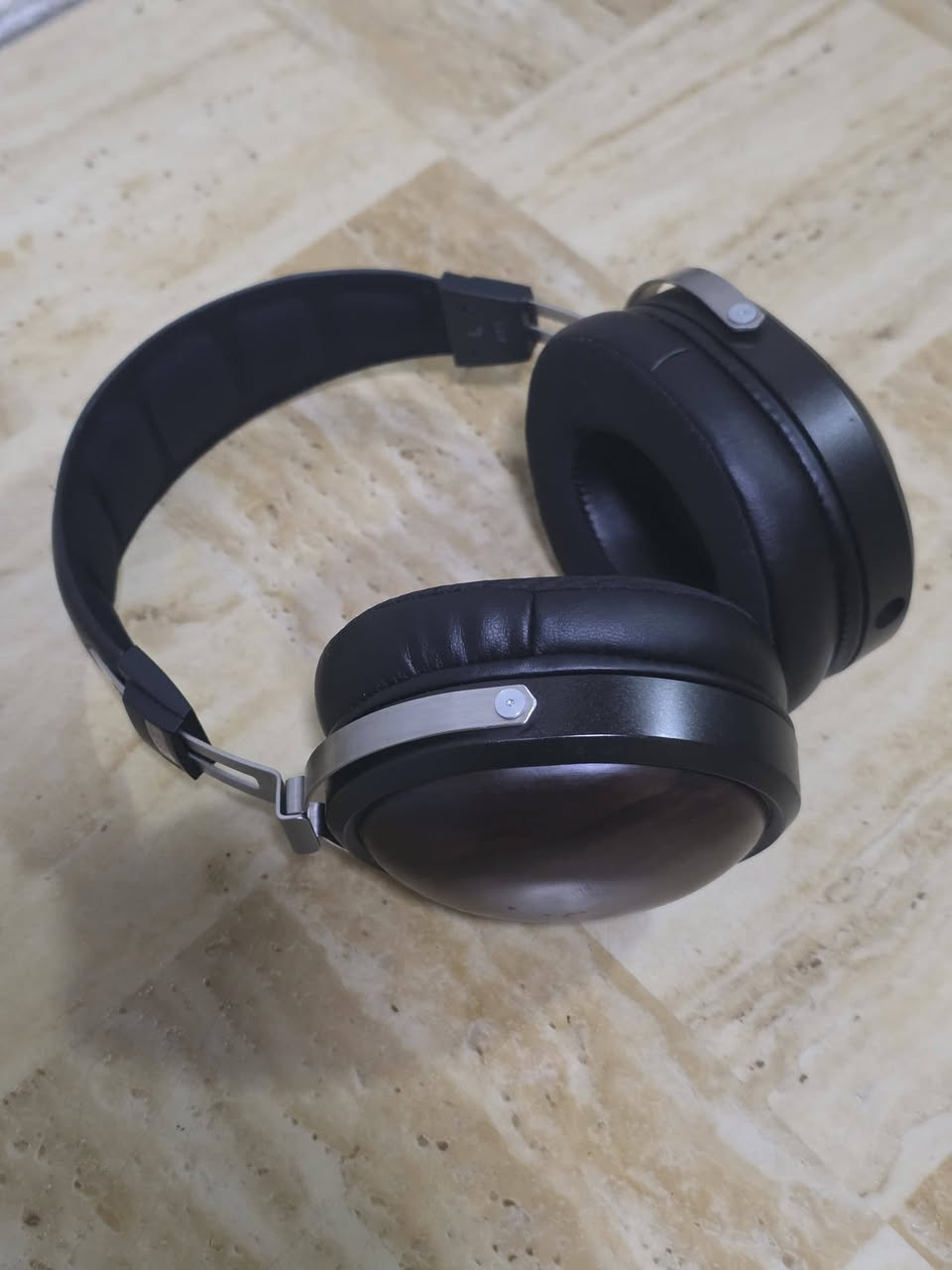 للبيع سماعات FiiO FT1 الاحترافية والغنية عن التعريف! 🎧🔥
لعشاق الصوت النقي والتفاصيل الدقيقة، سماعة FiiO FT1 بتصميمها الخشبي الفخم (خشب الجوز الطبيعي). توفر لك تجربة استماع استثنائية وعزلاً ممتازاً بفضل تصميمها المغلق (Closed-back).
​✨ أهم المواصفات:
​درايفر عملاق بحجم 60 ملم (Dynamic Driver) ينطيك Bass عميق ومحكم وتفاصيل صوتية رهيبة.
​أكواب من الخشب الطبيعي الفاخر، تنطي شكل أنيق وتساعد بتحسين الرنين الصوتي.
​تصميم مريح جداً على الرأس والأذن حتى مع جلسات الاستماع أو الألعاب الطويلة.
​عزل ممتاز للصوت الخارجي (ما تسرب صوت للي كاعد يمك).
​تجي مع الكيبلات الأصلية عالية الجودة وحافظة الحمل (Hard case) الفخمة.


**إذا كنت صاحب هذا الإعلان وتريد حذفه لأي سبب، رجاءا أرسل رسالة إلى الدعم الفني**