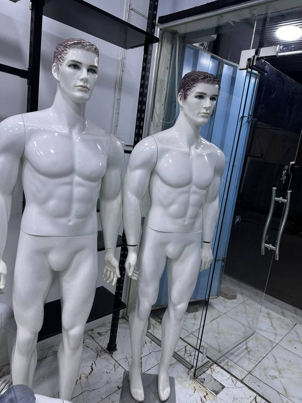 دكور محل للبيع متكامل وبيعلك بسعر مناسب ***********
