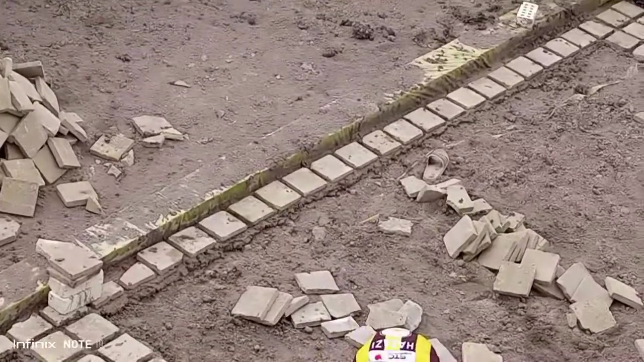 السلام عليكم ورحمة الله وبركاته
#أحمي_سطحك

إخواني الكرام، نحن فريق متخصص ومستعدون لتطبيق كافة أنواع السطوح بأعلى جودة واحترافية. شغلنا يتميز بالدقة والالتزام بالمواعيد، ونقدم لكم خدماتنا كما يلي:

### خدماتنا:
1. **#كرسته_وعمل**:
2. **#بس_عمل**:

### خطوات العمل:
1. **فرش طبقة من النايلون الزراعي**: بحجم 6 وسمك 1.5 مم لعزل السطح وحمايته من الرطوبة.
2. **تصعيد المواد**: نقوم بتصعيد التراب وتصليطه بشكل صحيح، ثم تصعيد الطين وتطبيگ الفرشي.
3. **تشريب بالجص**: وتكحيله بالإسمنت، ثم فرك وكنس السطح بشكل دقيق.
4. **رش السطح بالماء**: 

### التواصل:
للحصول على خدمتنا أو للاستشارة المجانية، يرجى التواصل على الرقم:  
***************

### ملاحظة:
نحن نقدم استشارات مجانية لضمان حصولكم على أفضل النتائج. لا تترددوا في الاتصال بنا لأي استفسار أو لطلب الخدمة.

ومن الله التوفيق والرزق للجميع إن شاء الله.  
نحن في خدمتكم دائمًا.
