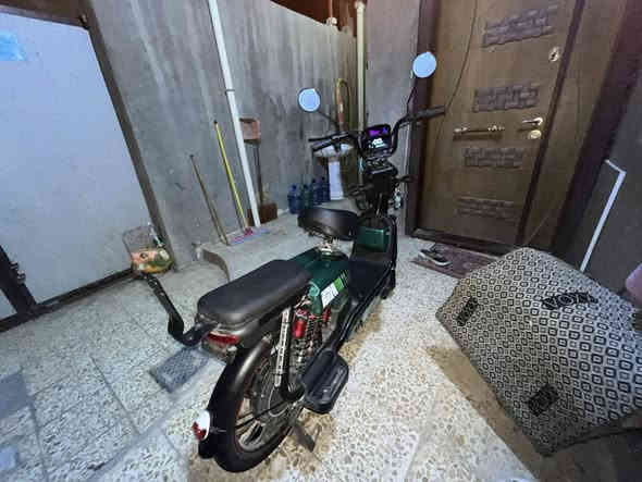 السلام عليكم 
بايسكل شحن SAW من اولاد جبرين اخذته
لونه زيتوني ماصارله شهر عندي
سرعته الشاشه تقره ٦٠ والحقيقي ٥٠ 
اشاير يمنه يسره امامي خلفي 
دبلات امامي خلفي (اربع دبلات)
سويچ وبصمه تشغيل عن بعد
صافوات انذار سرقه
البطاريات جديده بعدها لا هابطه ولا منفوخه 
ب٢٧٥ وبي مجال مكاني نجف
هذا رقمي ***********
