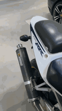 سلام عليكم دراجه بطح هوندا (CBR929RR)
للبيع مكانها بغداد مجمع بوابه العراق
مدفوعه كمرك وبيها وصل قبظ الكمركي يعني ينفتح الترقيم تروح ترقم 
دراجه عليها ادامه كامله يعني تشغل وتطلع متروح تعب نفسك ولا شي 
دهن amsoil
بلكات ngk
مي راديتر زيتي من موتل
ضويه زنون 
تايرات تخم جديد 
كهربائيات كامله مكمله وضفيره وعقل بلاديات 
عليها سستم اكزوز كامل من اكروبفج بواري تيتانيوم وبطيخه ألياف كاربون فايبر سعره ٧٠٠ ألف 
تخم تايرات جدد
انطيك وياها جك مالتها اني ماخذه وحده ب50 
و بدله سيفتي لون سوده
وخوذه وياها 

الدراجه محركها مال رنبه صار من مشدود بيها 16 يوم 
كشرها بي بس فطر بسيط بل بجم والاربي شغال بس لازم تربط البارد مالته 
سبب بيع سفر دراجه ما تنعاب وقويه ومصروف عليها هواي والف عافيه على الي يأخذها 
والي يجي ما ارجعه فارغ لأن متوازي على بيعتها 
سعرها 3.500.000 وبيها مجال علما أن كمرك اني دافعه بيدي (1.378.000) 
للاستفسار خاص رقم مفتوح 
***********
