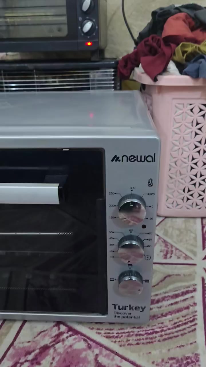 من رخصه الأدمن اوفن نوال التركي حجم وسط ٦٠×٤٠ استعمال مره وحده نقصه بس كارتونه سعره ٨٠الف الشراي يتصل *********** ***********
