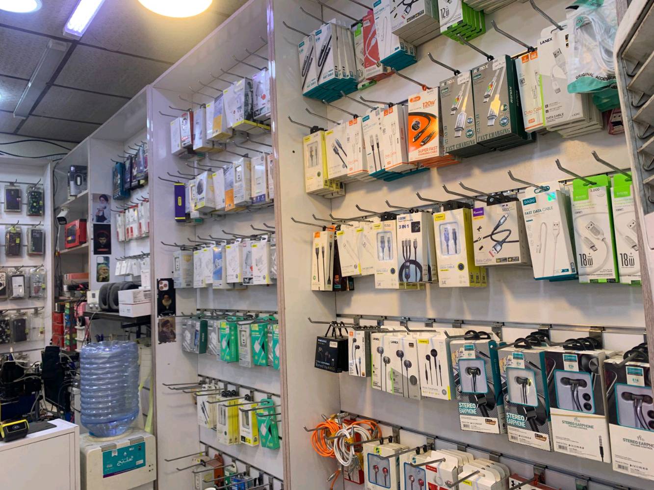 
البصرة ـ شط العرب 
محل موبايلات كامل للبيع ، 
مشروع جاهز للعمل ،
 اكسسوار متكامل و حديث , 
ديكور حديث ،
 ورشة صيانة متكاملة ، 
قطع غيار و تفصيخ 

ابيع شلع كامل 
الشراي يتصل وما يكون خاطرة الا طيب 