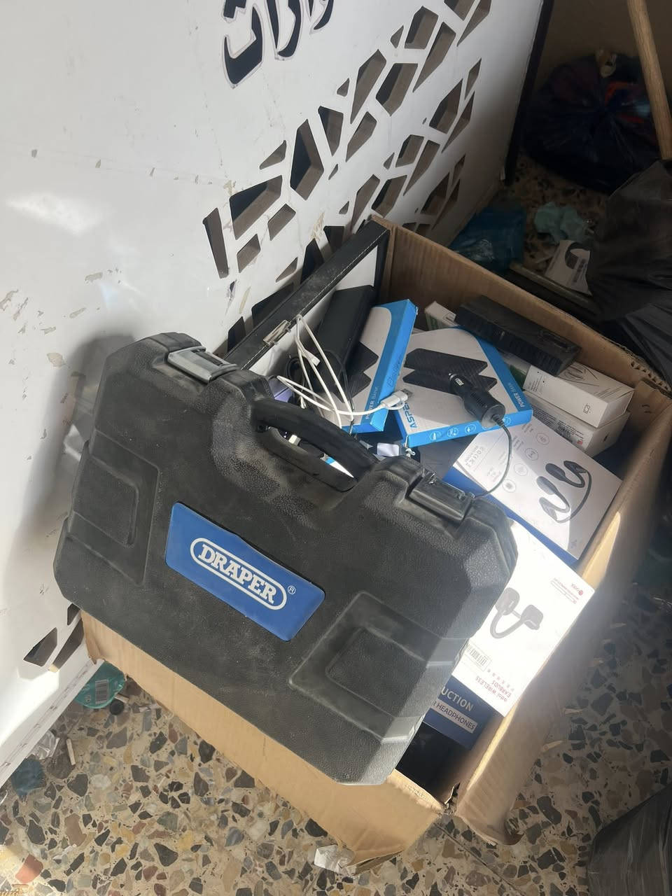 صار غلط بنشر. اخوان شلعة مكونة من ٣٦ ساعه و ١٥ بور بنك ماركات و ٢٥ ايربود و كوسره و محفظه ساعات كبيره وشرط بيهن ٤ ساعات ماركة وبيها نواعم كذلك السعر ٣٥٠ الف على اول تم


**إذا كنت صاحب هذا الإعلان وتريد حذفه لأي سبب، رجاءا أرسل رسالة إلى الدعم الفني**