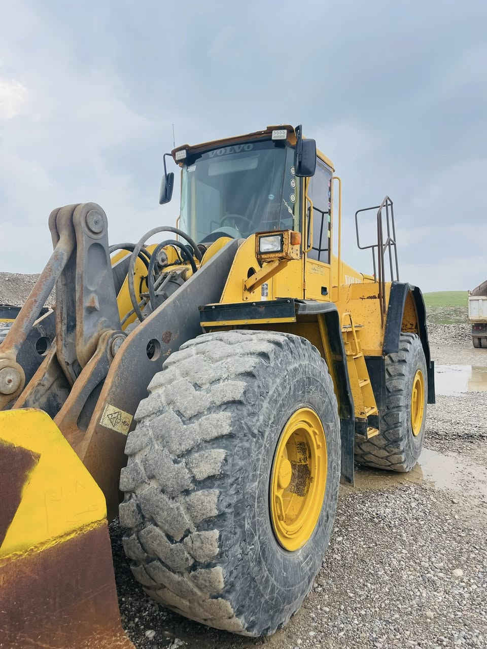 السلام عليكم شفل فالفو م2003 سليمانيه جاهز للشغل كير ومحرك بم ونوزل للاستفسار ***********..***********
