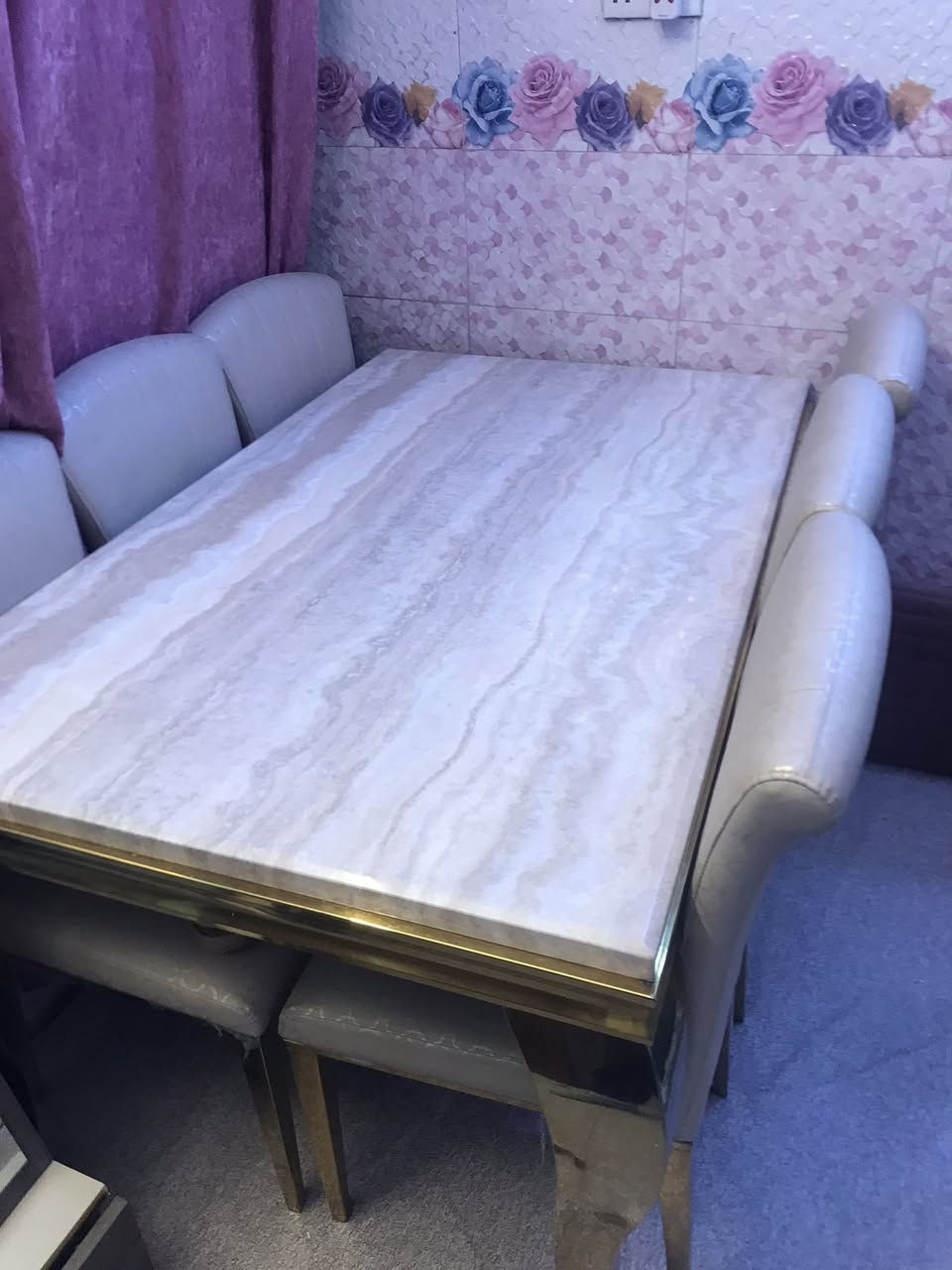 السلام عليكم  ميز طعام نضيف  6كراسي ومرمره ونيكل اصفر اصلي ميصدي السعر400وبي مجال الرقم ***********
