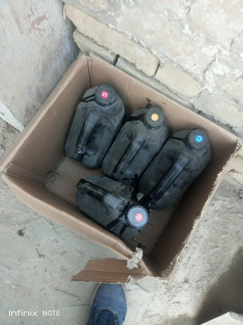 السلام عليكم ورحمة الله وبركاته
شباب هذا حبر للبيع أذا أحد يشتري


**إذا كنت صاحب هذا الإعلان وتريد حذفه لأي سبب، رجاءا أرسل رسالة إلى الدعم الفني**