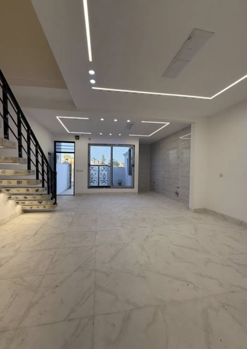 سلام عليكم.     كوردي /عربي.
ئه م خانوه بۆ فرۆشتن. بە کارنەهاتوو. 🔥
105متر. دوو قات.      گەراجی. هۆلو متبەخ تێکە ل.       ژوری میوان.   متبەخی گەرم.    مشتملات کامل.         قاتي سه ره وه. دوو ژوري نوستن کامل مواسەفات.  دیکۆر تورکی.    
 ناونیشان / کەرکوک. / سەرجادەی سلیمانی.  دەروازە.   نزیک سە نتەر رۆنشبیری.     
ژماره /*********** وتساب. له سه ره 

دارللبيع. بيت جديد.  فول مواصفات.     105 متر بيها. مطبغ. او مطبغ حار.  غرفة استقبال.  غرفة نوم.  مشتملات.  هول.   تصميم تركي. طابق ثاني. بيها غرفتين نوم.   گراجي.    فولل مواصفات. 

مكان/ طريق سليماني :: دروازه :: مقابل مركز ثقافي.  

رقم/***********. 
وتصاب مجوود
