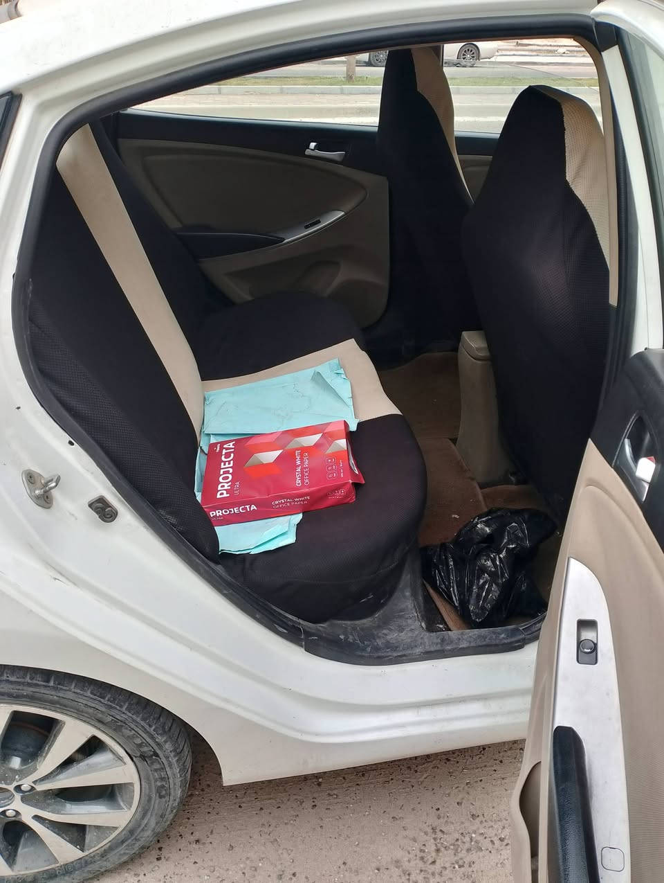 السلام عليكم اكسنت 16 خليجي محرك 1600 المرغوب فول فتحه واشاير بالمري تحكمات ستيرن وشاشه وكامرة 
السيارة باسم اهلي استخدام بنية 
السيارة تنقص ماء كالولي كازكيت بس ما وديتها لفيتر نطلع بيها عادي ما بيها شي 
وبيها هاي الضربه من الخلفي واضح السونار 
مكاني بحي الجهاد او بالسيدية 
*********** بي واتساب فقط 
ماشية 103 الف كيلو 
والسعر 98 بي قليل 
كلشي واضح بالمنشور
