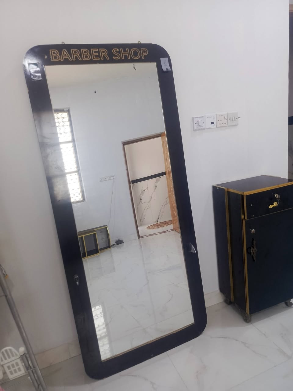 غراض حلاقه للبيع كرسي نضيف وشغال فول ومرايه وميوزتها نضيفات السعر 225كلهن مكاني بصرة كرمه علي ابو صخير رقمي ***********
