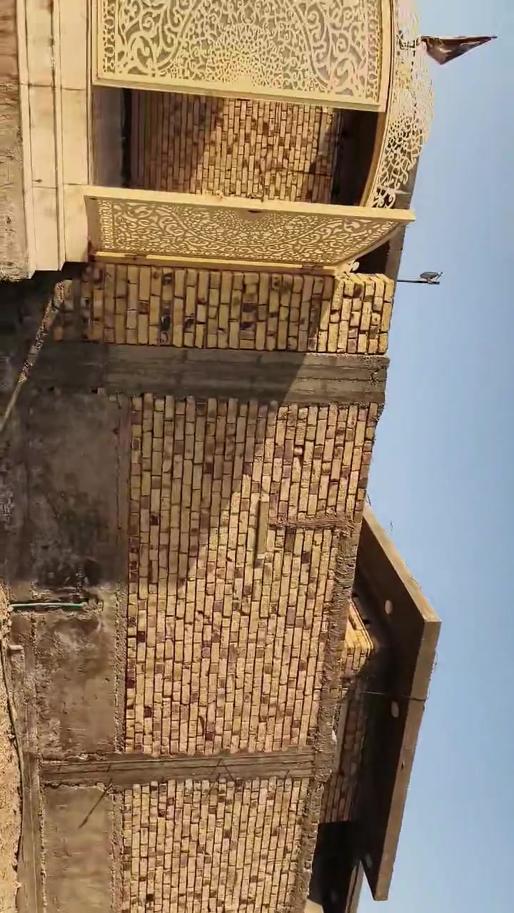 السلام عليكم بيت لبيع المساحة 300 الشافعيه حي الموظفين يبعد عن شارع ديوانيه نجف 250متر ***********
