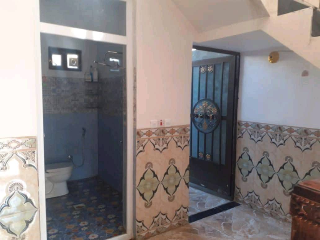 السلام عليكم
مشتمل للبيع طابو صرف
 ألمساحه  100 متر (   وجه 7 وربع    )   (  نزال  14  ) 
بناء طابوق شارع 10 متر 
 ألطابق ألأرضي  يحتوي على (  أستقبال  / مطبخ  / صاله  / حمام  / منور  / غرفة نوم  )  ( ألطابق ألثاني يحتوي على ( غرفة نوم سويت  /  غرفة نوم صغيره  )  
العنوان شارع أبو ألنسور حي ألأمين مقاطعه 17  قرب متوسطة الروانق خلف أسواق ألمصطفى 
ألسعر  (  85  )  وبي مجال