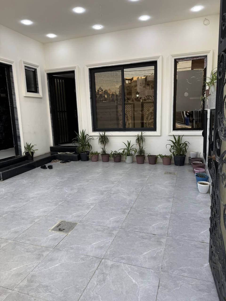 #عروض #مكتب #دانية # للعقار # 

#تجدون #كل #ماهوا #جديد #ومميز #لد #مكتب
🌟 فرصة مميزة لامتلاك بيت أحلامك! 

📍 الموقع: حي التعليم العالي_ مجمع النور السگني 
📐 المساحة: [240] م²
🏛️ الواجهة: [12] متر] 
🛏️ عدد الغرف: [5] غرفة نوم 
🚿 عدد الحمامات: [3] حمام
🛋️ تفاصيل إضافية:
▫️ صالة واسعة
▫️ مطبخ [حار+بارد]
▫️ / كراج / سطح
▫️ نوع البناء: [حديث]

🏗️ عدد الطوابق: [ طابقين]
📶 الخدمات:
✔️ ماء حلو دائم
✔️ كهرباء وطنية

💰 السعر يذكر عنده الاتصال او مرجعة المكتب 

🔴الكائن سايدن التعليم العالي قرب مجمع الغزل
      مرجعه # مكتب # دانية # للعقار#
🔴نستقبل كافة العروض العقارية في مناطق الموصل 

🔴سكني تجاري زراعي 

📞 للاستفسار والمعاينة]
***********📲 
📲*********** 
#حي #الملايين #الاولى #الملايين #الثانيه 

#دار #للبيع #بيت #للبيع
