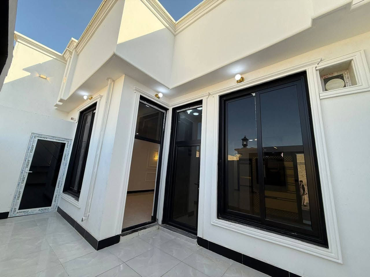 دار للبيع 150م🏡 (مكتب الخليج للعقار عمود327)
*********** وتساب

موقع /نجف 🏡شارع المطار #عمود_327
#مقابل قرية الغدير 
السعر 85 مليون وبيه مجال 

البناء درجة اولى كامل مفتاح 🔑🏡 

غرفتين /صاله/مطبخ / ستقبال/ صحيات/

بناء فول/ اساس + سقف كونكريت + طابوك

ألخدمات 🏡 #يبعد عن الشارع العام 400م

ماء/كهرباء/مدارس/سوق/تبليط/لحد الباب
