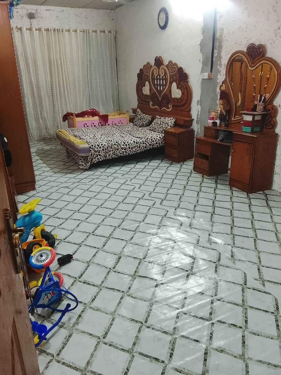 سلام عليكم بيت تجاوز الغزاليه شارع المشجر السعر 10 قفل ***********
