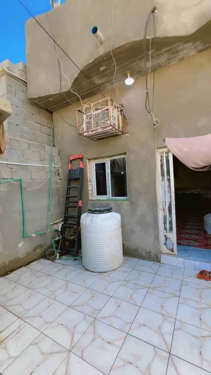 السلام عليكم بيت زراعي بحي القائد خلف علوة الطماطه القديمه قريب على الشارع السعر 35بيت كونكريت مسلح بيع مستعجل الشراي يخابر ***********
