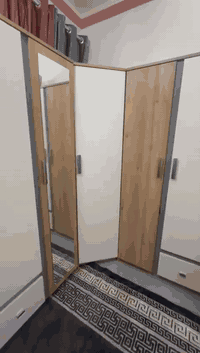 للبيع غرفة نوم متكونه من كنتور زاويه ٦ ابواب ومقسم ٣ قطع وسرير عدد 2 وميز تواليت للتواصل ***********
