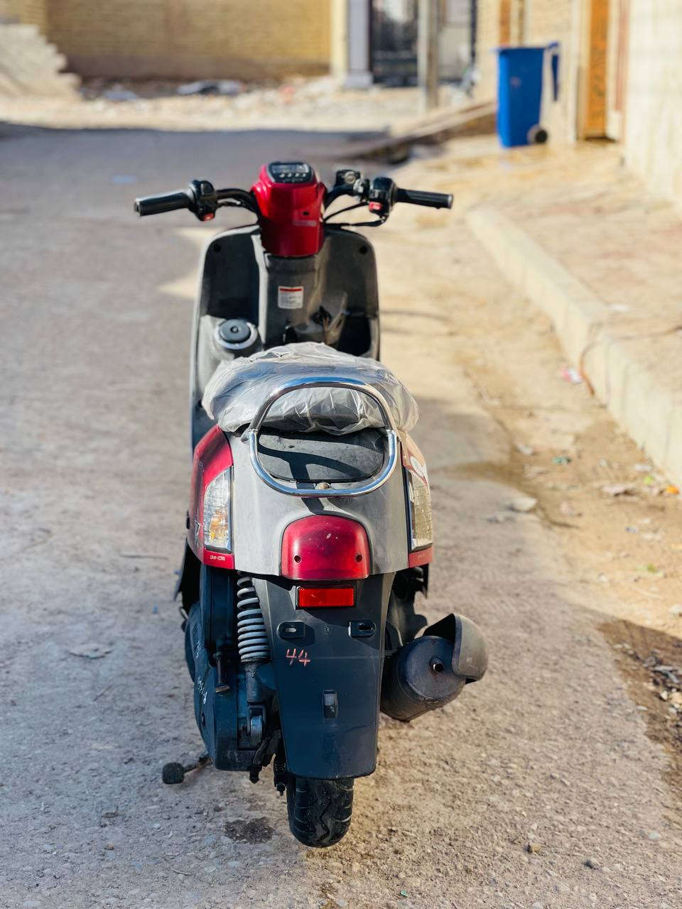 سلام عليكم دراجه بوليس نوزل  للبيع نضيفه صارلها شهر من طالعه من الرمبه نكره سلف كهربائيات شغاله سكليتر خطين المكان العماره الماجديه  السعر خاص رقم الهاتف ***********
