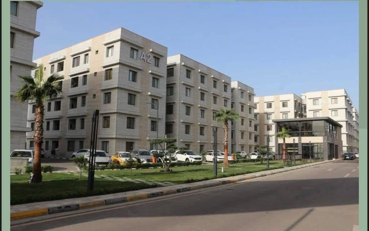 شقه للبيع نقد (كاش) 
(طابق الثاني )  . وجبة الاولى
في( مجمع الزهراء السكني)  
مقابل معسكر الرشيد
 
المساحة   الشقة 160م المساحه الكلية
وسطيه.
تحتوي ..
صالة .+ مطبخ + صحيات عدد 2 +
3 غرف نوم  (واحدة  نظام سويت ) + بالكون  
تبريد مركزي  ( 5 قطع ).. نظام كامرات مركزي
 
 مصعد كهربائي ( الطابق فقط ٤ شقق) 
* مجمع قرب الكراده ٤ دقائق
* مول خاص للمجمع 5 طوابق 
* سكيورتي داخل المجمع على مدار 24ساعة 
الاتصال
 واتس ساب whatssp

***********
