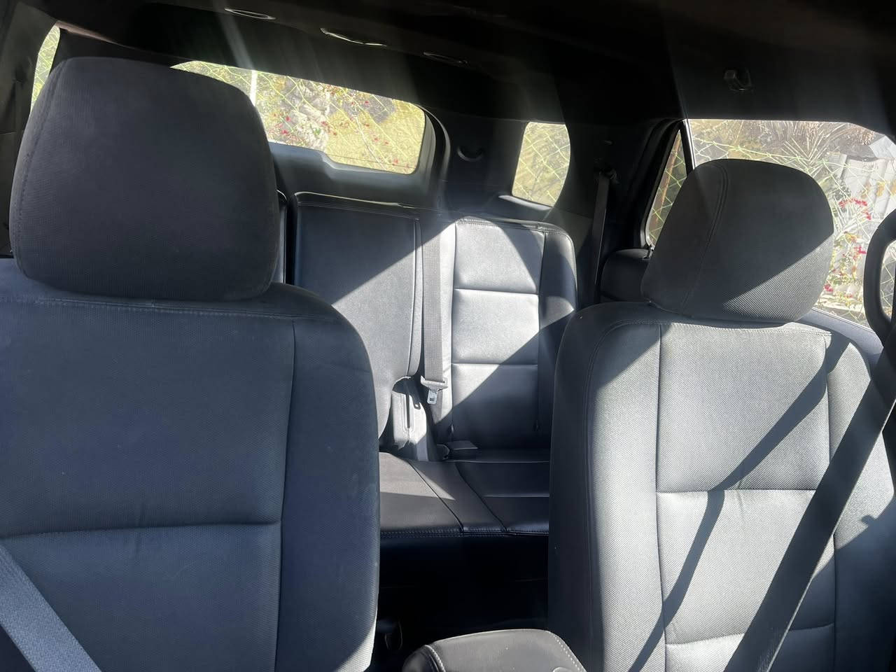 السلام عليكم فورد اكسبلور مواصفات بوليسي شاشة تيسلا قطعتين تبريد حجم المحرك 3700 كير عشر نمر  4WD خمسه راكب السياره جنطتها جداً ضخمه تكدرون اتضيفولها كراسي اضافيه السياره حلوه ما محتاجه اي شي كيرها ومكينتها مكفولات ماشية 130 الف كيلو سعرها 145 ورقه وبيه مجال بسيط للاستفسار الاتصال ***********
