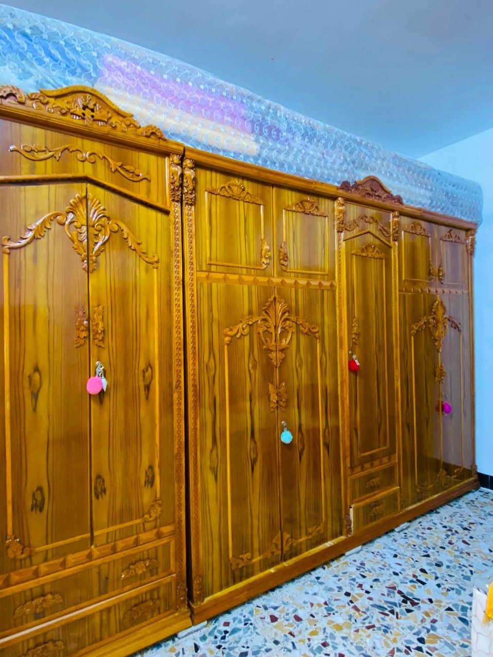 سلام عليكم غرفت خشاب جديده خشب من هاذه الثغيل الصلي السعر والاستفسار على  هاذه الرقم ***********بي واتساب
