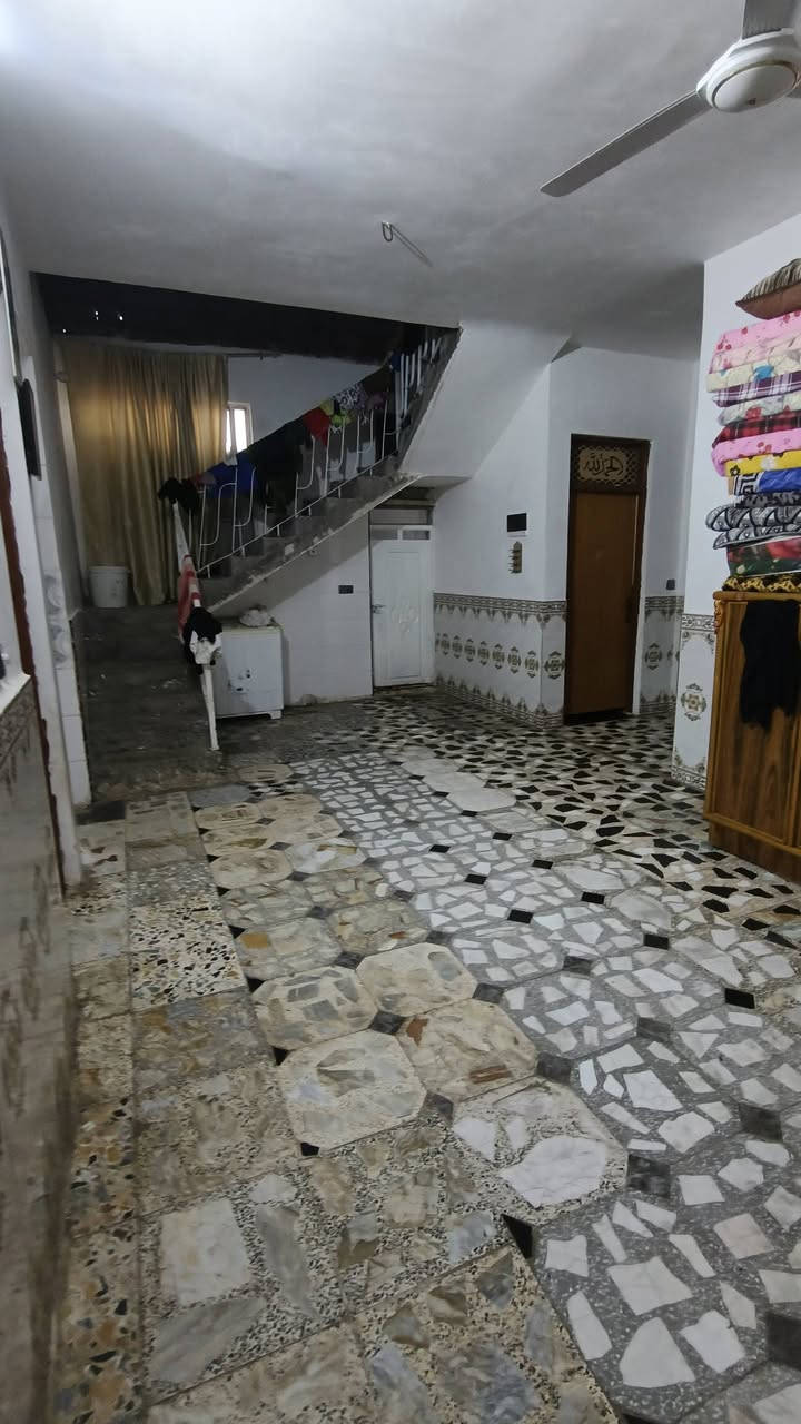 بيت ٢٠٠متر بناء كامل مي كهرباء على شارع السياحي مقابيل مجمع الحياة الطبي شارع المسبح 
للأستفسار على الرقم ‏‪***********‬‏
